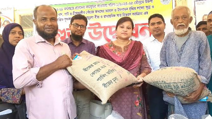 বিরামপুরে কৃষকদের মাঝে সার বীজ বিতারন