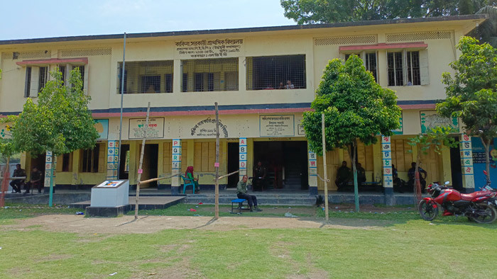 কালীগঞ্জে ভোটার শূন্য কেন্দ্র, অবসর সময় কাটছে আইনশৃঙ্খলা বাহিনীর