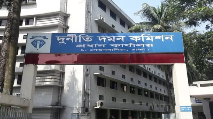 স্ত্রীসহ রাজউক পরিচালকের বিরুদ্ধে মামলা
