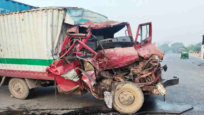 ধামরাইয়ে বাস-কাভার্ডভ্যানের মুখোমুখি সংঘর্ষ, নিহত ১ ধামরাইয়ে বাস-কাভার্ডভ্যানের মুখোমুখি সংঘর্ষ, নিহত ১