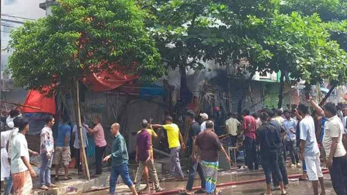 মিরপুর ১০-এ ফুটপাত উচ্ছেদকে কেন্দ্র করে সংঘর্ষ, আগুন-ভাঙচুর