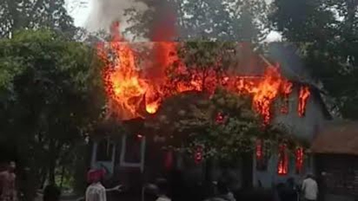শর্ট সার্কিটের আগুনে পুড়ে মরলো গৃহবধু