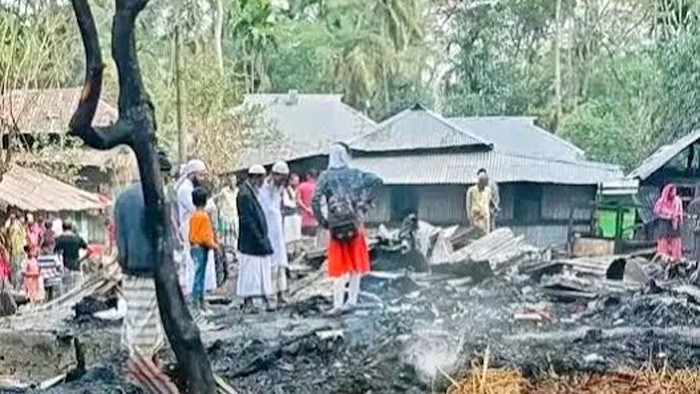 ঝালকাঠিতে অগ্নিকান্ডে পুড়লো তিনটি বসতঘর