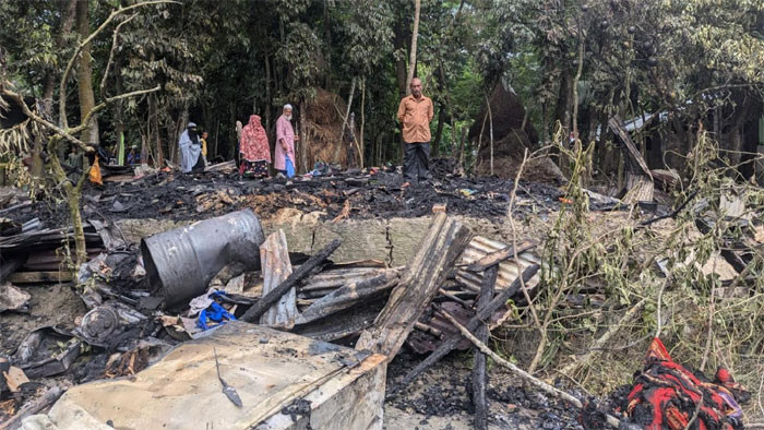 ফায়ার সার্ভিসের কর্মীরা পৌঁছানোর আগেই আগুনে বসতঘর পুড়ে ছাই