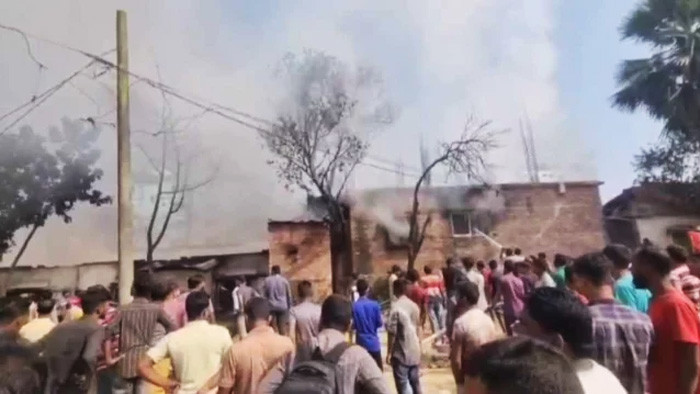 গাজীপুরে শ্রমিকদের বিক্ষোভ, পাল্টাপাল্টি ধাওয়া-কারখানায় আগুন