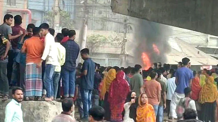 গাজীপুরে শ্রমিকদের মহাসড়ক অবরোধ-গাড়িতে আগুন