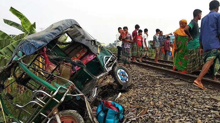 লালমনিরহাটে ট্রেনের ধাক্কায় ডোবায় পরলো অটো