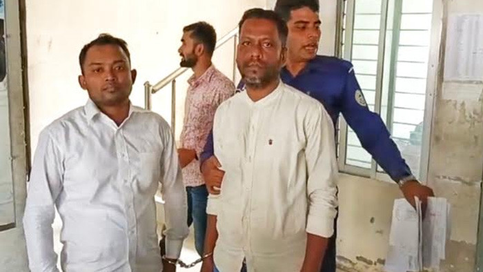 সাংবাদিক পরিচয়ে প্রতারনা করতে গিয়ে জনতার হাতে আটক