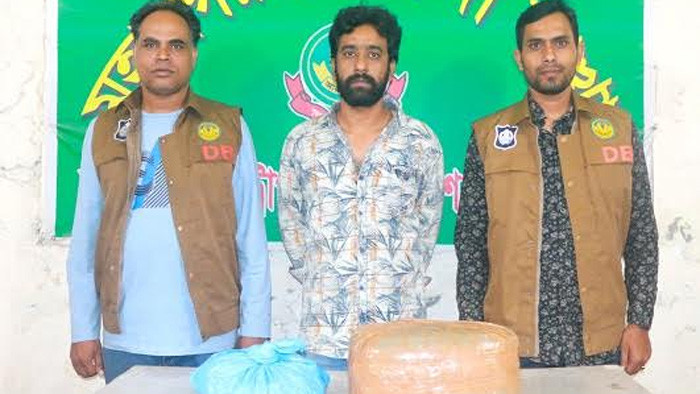 রাজশাহীতে তিন কেজি ৫০০ গ্রাম গাঁজা উদ্ধার সহ গ্রেপ্তার ১