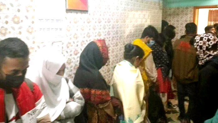 রাজশাহীর হোটেল গ্র্যান্ড আবাসিকে ডিবি পুলিশের হানা - ২২ শিক্ষার্থী আটক