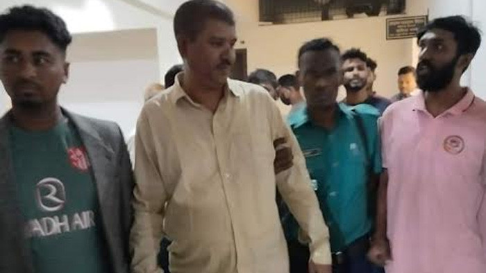 বিএনপি নেতা তোতা হত্যাকান্ড: নোয়াখালীর ইউপি চেয়ারম্যানকে মারধর করে পুলিশে সোপর্দ