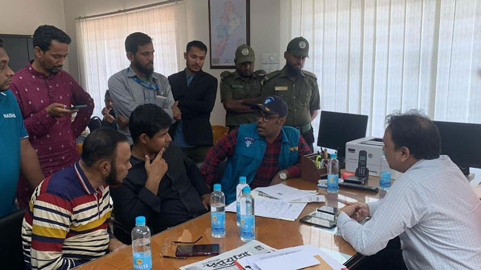 ঝালকাঠি পাসপোর্ট অফিসে ছদ্মবেশে দুদকের অভিযান, ৩ দালাল আটক