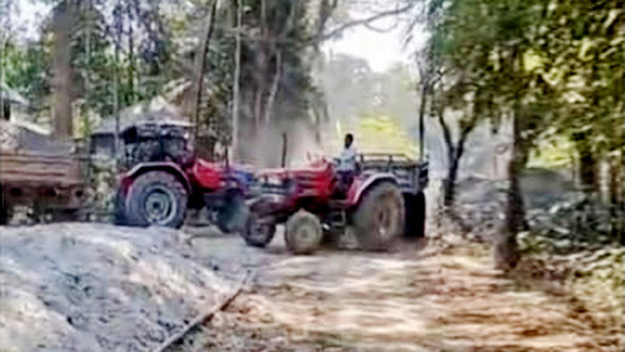 বালু খেকো হেমায়েতের অবৈধ বালু উত্তোলন, নদী ভাঙন ও শিশুদের চরম দুর্ভোগ