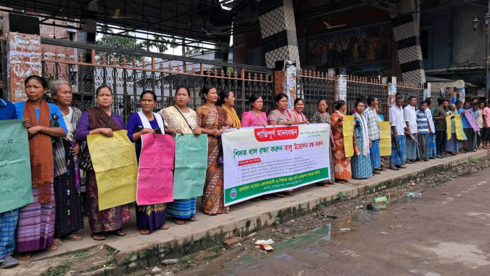 শিলক খাল রক্ষা ও বালু উত্তোলন বন্ধের দাবিতে বান্দরবানে মানববন্ধন