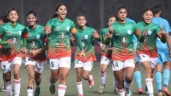 ভারতকে উড়িয়ে ফাইনালে মেয়েরা