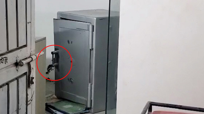 বগুড়ায় এনআরবিসি ব্যাংকের সিন্দুক ভেঙে টাকা চুরির অভিযোগ