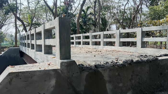 উদ্বোধনের আগেই ফাটল ধরলো আয়রন ব্রিজ