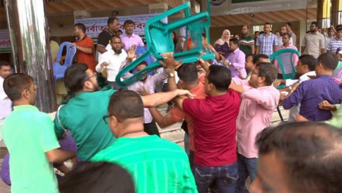 বরিশাল বিশ্ববিদ্যালয়ে কর্মকতাদের দুই গ্রুপের সংঘর্ষে আহত ১০