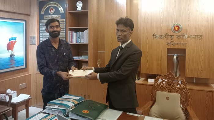 ক্যান্সারে আক্রান্ত পরিবারের পাশে বিভাগীয় কমিশনার