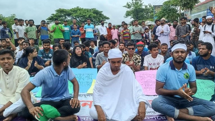 কোটা বাতিলের দাবিতে কাফনের কাপড় পরে রাস্তায় ববি শিক্ষার্থীরা!