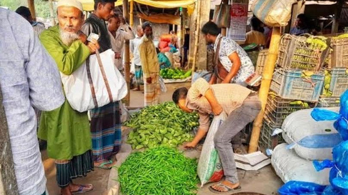 শীতকালীন নতুন সবজিতে স্বস্তি ফিরছে লালমনিরহাটের কাঁচাবাজারে