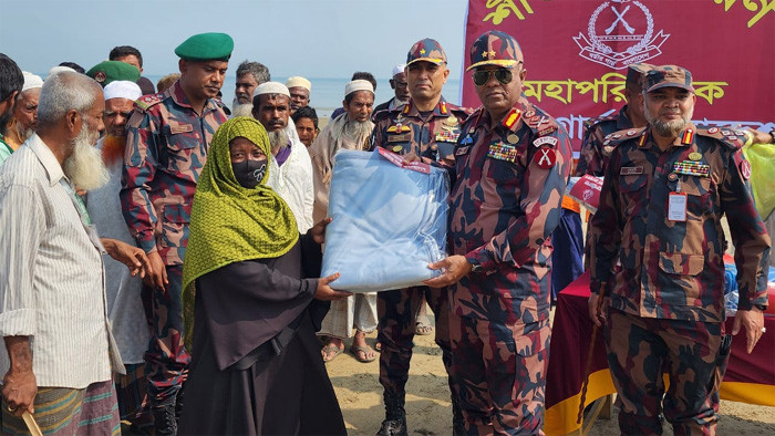 বিজিবি মহাপরিচালকের মায়ানমার সীমান্ত পরিদর্শন এবং শীতার্তদের মাঝে শীতবস্ত্র বিতরণ