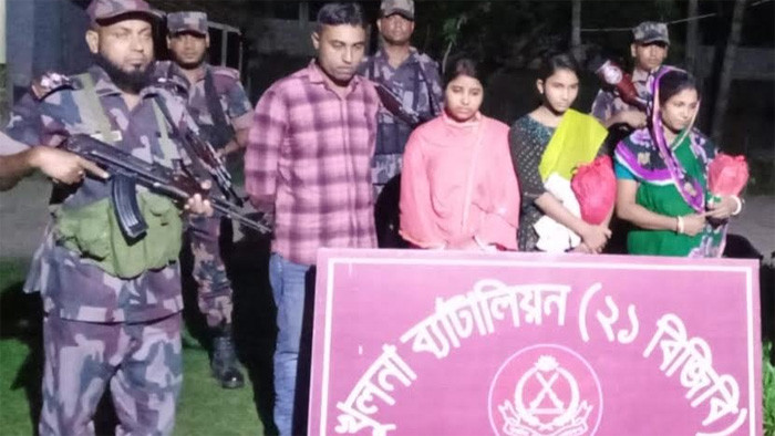 শার্শা সীমান্ত দিয়ে অবৈধভাবে ভারতে অনুপ্রবেশের সময় ৪ নারী-পুরুষ আটক