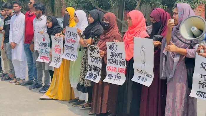 গণধর্ষণে জড়িতদের প্রকাশ্যে ফাঁসির দাবিতে আদালত চত্বরে বিক্ষোভ