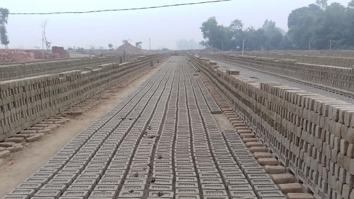 বিরামপুরে শীতের কারণে ইট নির্মাণ শ্রমিকরা বেকারত্ব জীবনযাপন করছে