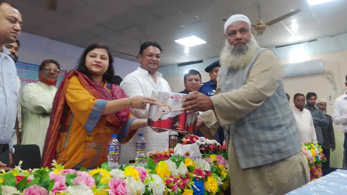 বিরামপুরে ইউপিজিপি প্রকল্পের আওতায় ফ্যান ও বেঞ্চ বিতারণ করেন শিবলী সাদিক
