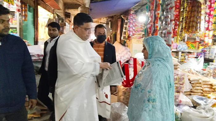 ভোটারদের কে ধন্যবাদ জানিয়ে জয়পুরহাটে জেলা বিএনপির লিফলেট বিতরণ