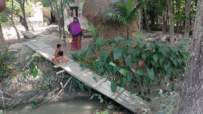 এক সপ্তাহ ধরে বাড়ি থেকে বেড় হতে পারছে না একটি পরিবার