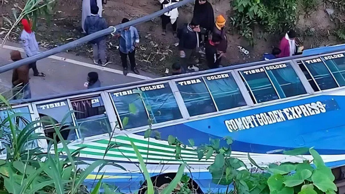 খাগড়াছড়িতে পর্যটকবাহী বাস উল্টে আহত ২০