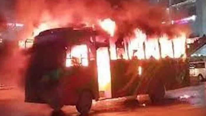 চট্টগ্রামে মধ্যরাতে দাঁড়িয়ে থাকা বাসে আগুন
