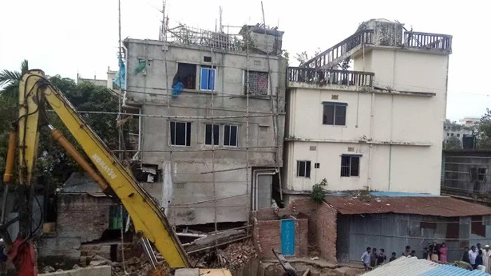 চট্টগ্রামে হেলে পড়েছে তিনতলা ভবন