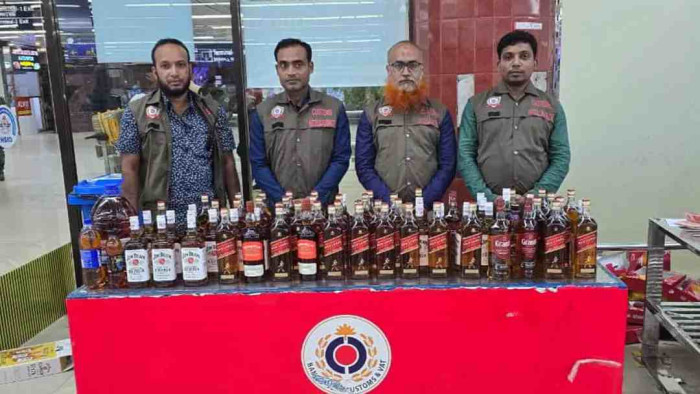 শাহজালাল বিমানবন্দরে ৮১.৫০ লিটার বিদেশি মদ আটক