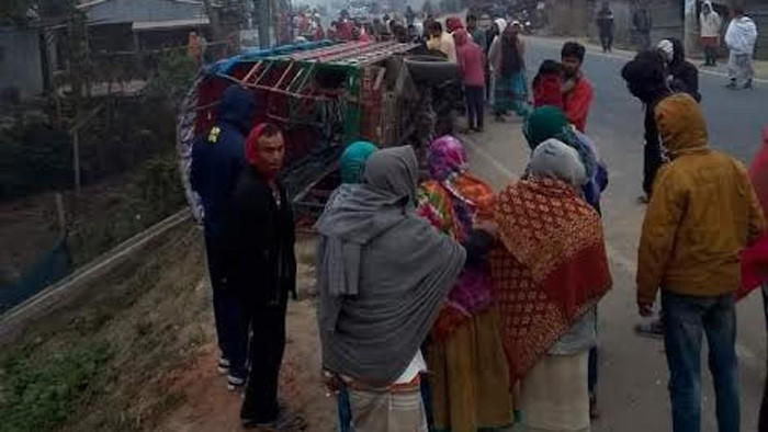 ঘন কুয়াশায় নিয়ন্ত্রণ হারিয়ে নসিমন উল্টে স্বামী-স্ত্রীর মৃত্যু