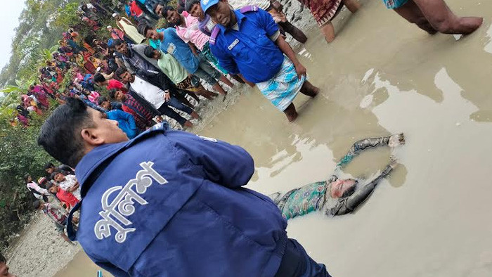 নোয়াখালীতে হত্যার পরে গৃহবধূর পা বাধা লাশ ফেলে রাখা হয় খালে