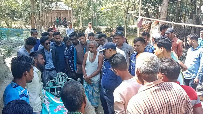 ছেলের অত্যাচারে চলন্ত ট্রাকের নিচে ঝাপ দিয়ে প্রাণ হারালো বাবা