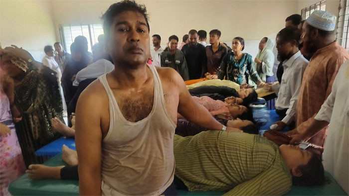 সড়ক দুর্ঘটনায় স্ত্রী ও দুই সন্তানকে হারিয়ে পাগলপারা ব্যাংক কর্মকর্তা