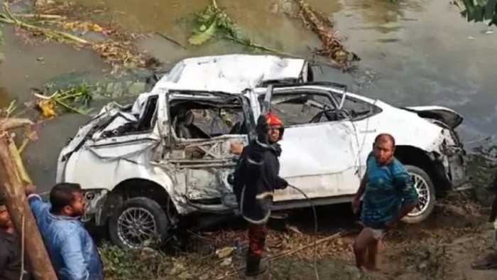 ফরিদপুরে ট্রেনের ধাক্কায় মাইক্রোবাস পুকুরে, ৫ জনের মৃত্যু