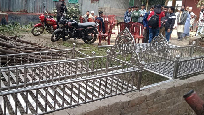 ঘাটাইলে লাশের অপেক্ষায় স্বজনরা চার খাটিয়া রাখা উঠানে