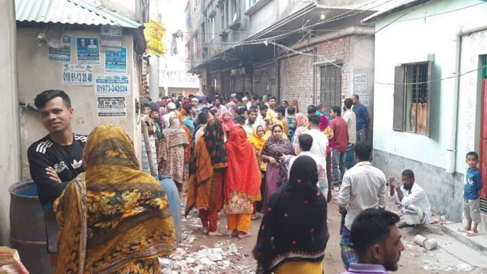 কোনাবাড়িতে স্ত্রীর লাশ, গুরুতর আহত স্বামী