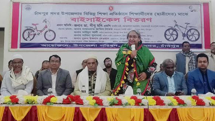 চাঁদপুরে শিক্ষার্থীদের মাঝে বাইসাইকেল ও জেলেদের মাঝে উপকরণ বিতরণ