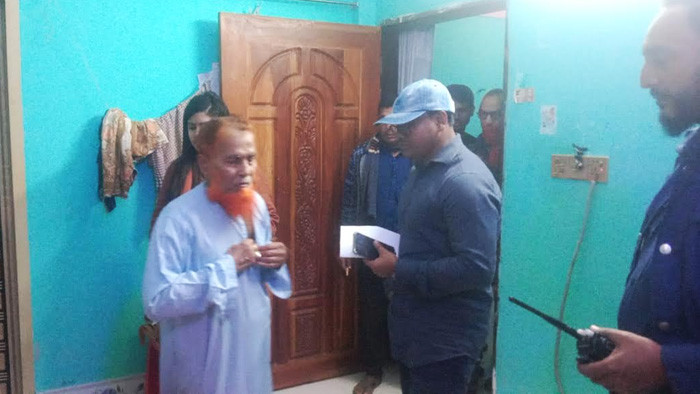 সম্পত্তি লিখে নিতে মুক্তিযোদ্ধা বাবাকে ৮দিন তালাবদ্ধ করে রাখলেন মেয়েরা, উদ্ধার করলেন ইউএনও