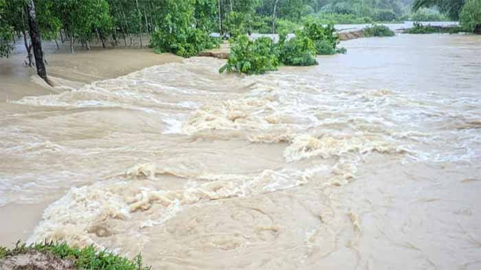 ফেনীতে বাঁধ ভেঙে ২০ গ্রাম প্লাবিত