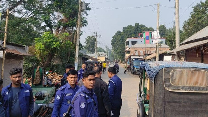 ফরিদপুরে নৌকা ও স্বতন্ত্র প্রার্থীর সমর্থকদের সংঘর্ষ, পুলিশসহ আহত ২০