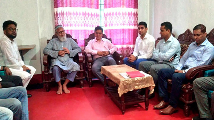 ফরিদপুরে সোমালিয়ায় জলদস্যুদের হাতে জিম্মী নাবিক তারিকুলের বাসায় ডিসি