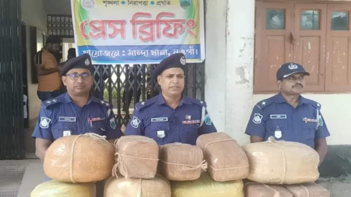 মান্দায় ট্রাকে তল্লাশী চালিয়ে ৪৮ কেজি গাঁজাসহ দুই মাদক ব্যবসায়ী গ্রেপ্তার