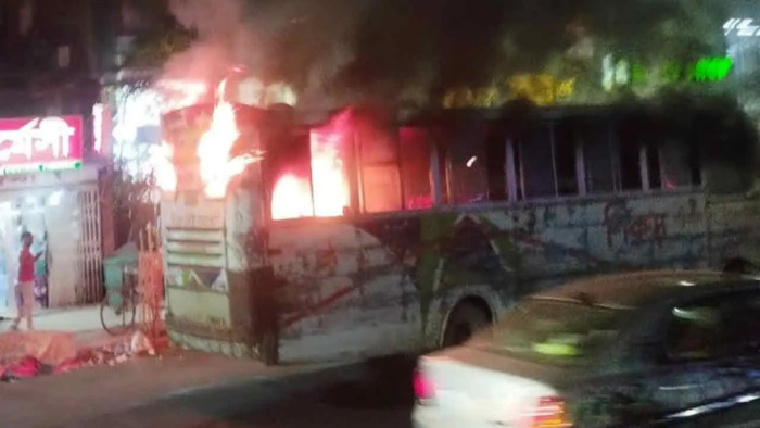 মিরপুরে শিকড় পরিবহনের বাসে আগুন
